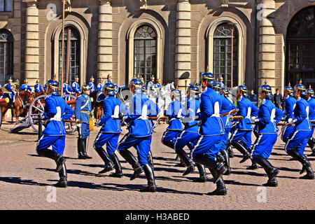 Cambio della guardia reale presso il Royal Palace (Kungliga Slottet), Gamla Stan, Stoccolma, Svezia. Foto Stock