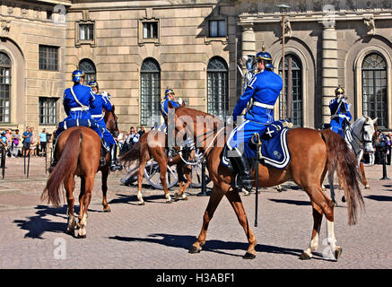 Il cavallo- montato svedese banda reale esecuzione presso il Royal Palace (Kungliga Slottet), Gamla Stan, Stoccolma, Svezia. Foto Stock