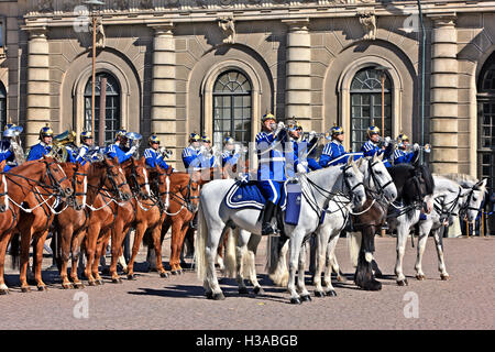 Il cavallo- montato svedese banda reale esecuzione presso il Royal Palace (Kungliga Slottet), Gamla Stan, Stoccolma, Svezia. Foto Stock