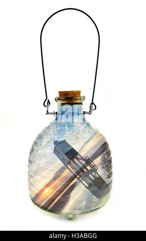 Un tramonto all'interno di una bottiglia Foto Stock