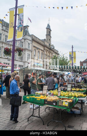 Gli acquirenti sul mercato area di Loughborough Town Center, Loughborough, Leicestershire, England, Regno Unito Foto Stock