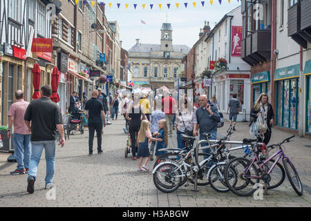 Gli amanti dello shopping nella zona pedonale parte della Loughborough Town Center, Loughborough, Leicestershire, England, Regno Unito Foto Stock