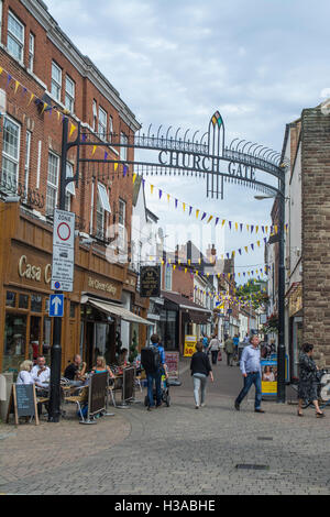 Gli amanti dello shopping nella Chiesa Gate area pedonale di Loughborough Town Center, Loughborough, Leicestershire, England, Regno Unito Foto Stock