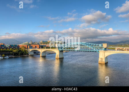 Un uccelli-eye-vista del capo John Ross (Market Street) ponte che attraversa il fiume Tennessee a Chattanooga, Tennessee. Foto Stock