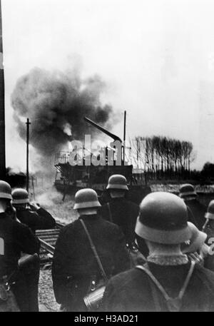 Un Tedesco ferroviaria gun apre il fuoco, 1940 Foto Stock