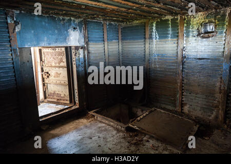 Abstract dark grungy industrial interior con blue arrugginita pareti metalliche e aprire la pesante porta di acciaio Foto Stock