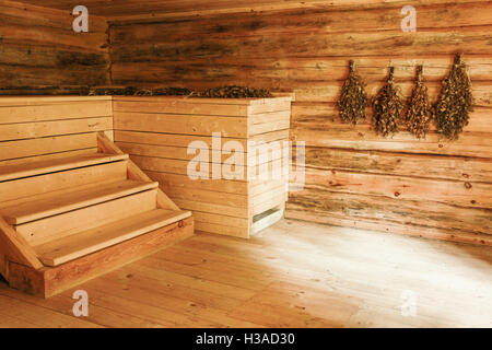 Vuoto interno in legno di russo sauna con scope sulla parete Foto Stock