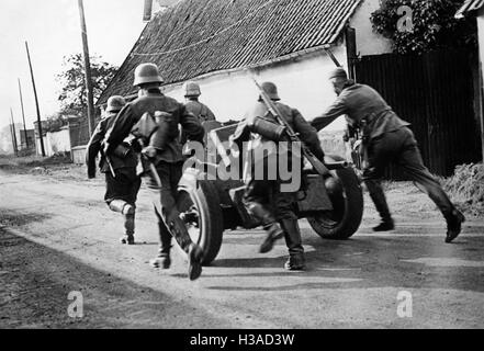 La fanteria tedesca con anti-pistola serbatoio nel nord della Francia, 1940 Foto Stock