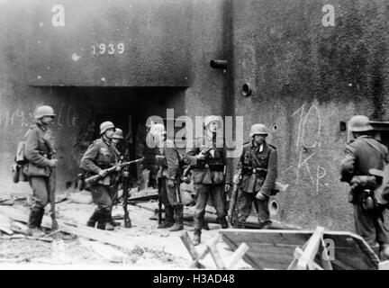 I soldati tedeschi nella parte anteriore di un bunker sulla linea Maginot, 1940 Foto Stock