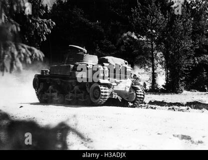 Tedesco serbatoio passa attraverso i boschi sul Fronte Orientale, 1941 Foto Stock