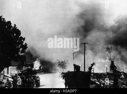 Truppe tedesche in una città in fiamme sul Fronte Orientale, 1941 Foto Stock