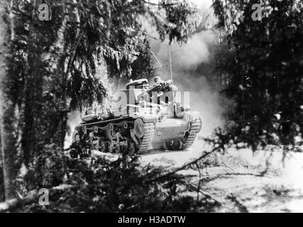 Tedesco serbatoio attraversa un bosco sul Fronte Orientale, 1941 Foto Stock