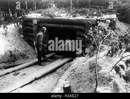 I soldati tedeschi guardare in un bunker sovietico, 1941 Foto Stock