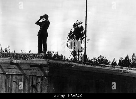 Soldato tedesco su un conquistato bunker, 1941 Foto Stock