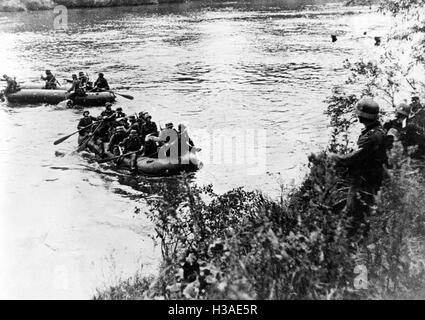 Il tedesco di fanti attraversare un fiume sul Fronte Orientale, 1941 Foto Stock