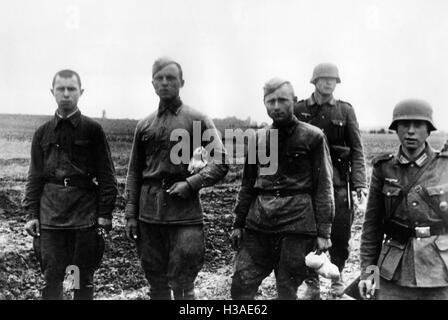 Prigionieri di guerra sovietici all'inizio della campagna russa, 1941 Foto Stock