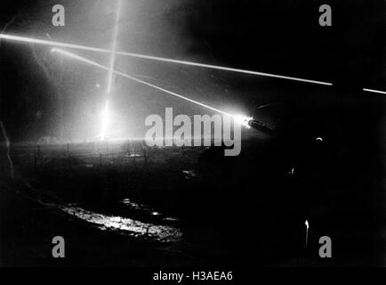 Il tedesco Mg-42 durante una battaglia notturna, 1945 Foto Stock