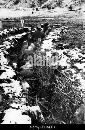 Volkssturm stati durante la pratica di ripresa in un campo, 1944 Foto Stock