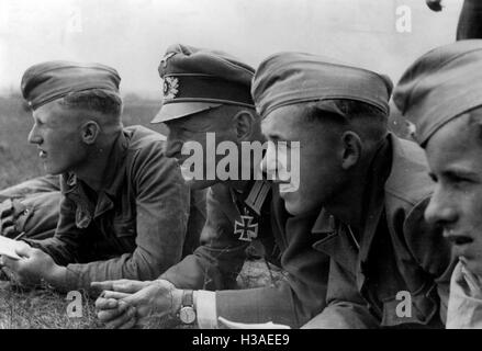 Croce di Cavaliere vettori visitando un campo di addestramento militare della Gioventù Hitleriana in Berlino, 1942 Foto Stock