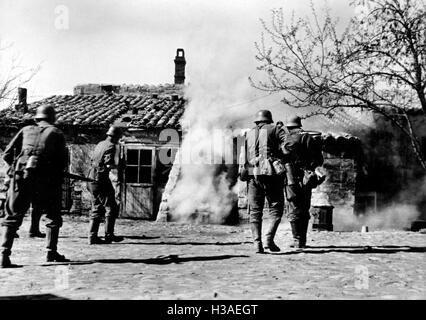 Il tedesco di fanti in un villaggio in Donetsk-anteriore, Giugno 1942 Foto Stock