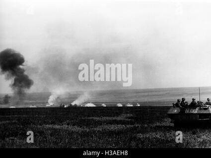 Corazzate tedesche trasporto di personale sul lato sud-est del fronte, Giugno 1942 Foto Stock