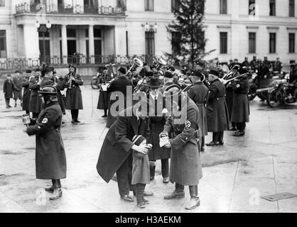 Raccolta NSKK per l'inverno in rilievo a Berlino, 1937 Foto Stock