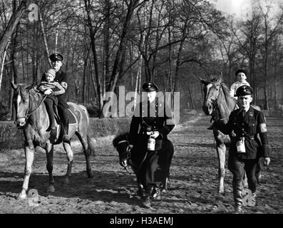 Equitazione per bambini durante una campagna di SS per l'inverno in rilievo a Berlino, 1936 Foto Stock