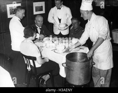 WHW stufato di mangiare in un ristorante, 1934 Foto Stock