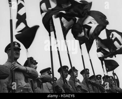 I soldati della Wehrmacht con svastiche Foto Stock