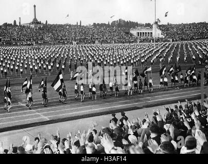 Schwarz-Weiss-Rote (Bianco Nero Rosso) e bandiere con la svastica ad una festa dello sport a Berlino, 1933 Foto Stock