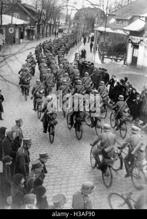 Il Radfahr-Abteilung 1 della Wehrmacht marche in Memelland, 1939 Foto Stock