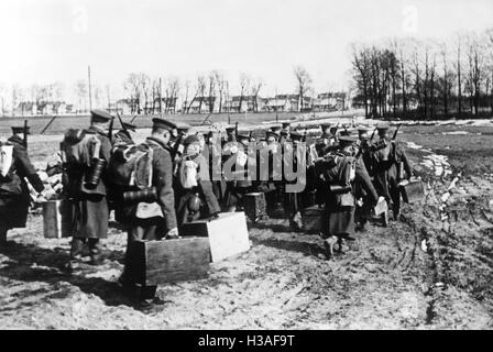 L'esercito lituano lascia Memel, 1939 Foto Stock