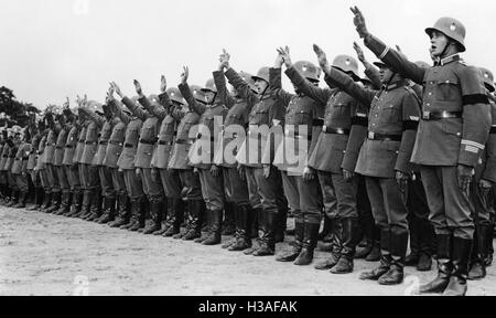 Unità Reichswehr presso il giuramento su Adolf Hitler a Berlino, 1934 Foto Stock