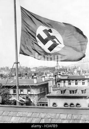 Bandiera a metà il montante per Paul von Hindenburg presso l'Ambasciata Tedesca a Londra, 1934 Foto Stock