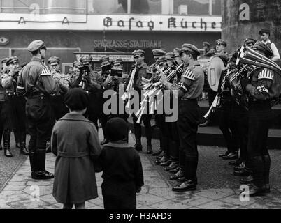 Hitler giovani soci la raccolta di fondi per l'inverno di rilievo sul berlinese di Alexanderplatz, 1937 Foto Stock