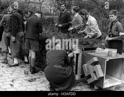 Hitler Gioventù membri a prepararsi per il referendum per l'annessione dell'Austria in Vienna, 1938 Foto Stock