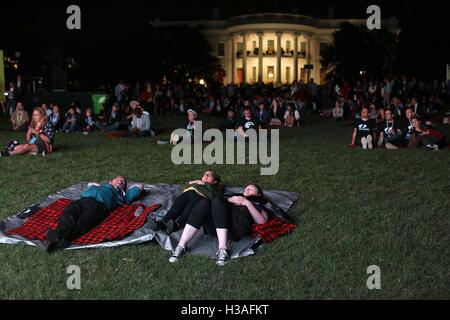 Ai partecipanti di guardare un film mentre è appoggiato durante il Sud da South Lawn festival sul prato Sud della Casa Bianca il 3 ottobre 2016 a Washington, DC. L'evento è ispirato al South by Southwest festival e include arti, film, intrattenimento e tecnologia. Foto Stock