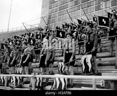 Trombettieri del Deutsches Jungvolk allo Stadio Olimpico, 1938 Foto Stock