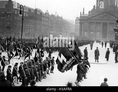 Membri della Jungvolk marzo sulla Gendarmenmarkt, 1937 Foto Stock