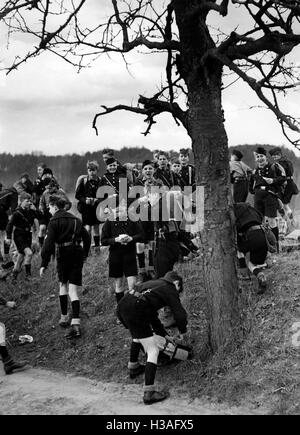 Membri del Deutsches Jungvolk prendendo un resto, 1934 Foto Stock