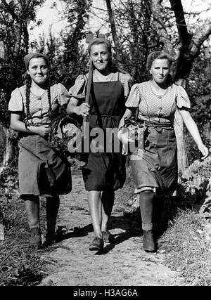 Ritorno Landjahrmaedels da giardinaggio, 1941 Foto Stock