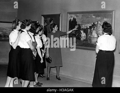 Membri del BDM-Werk Glaube und Schoenheit (BDM-lavoro, la fede e la bellezza della società) visitando una mostra d'arte,1941 Foto Stock