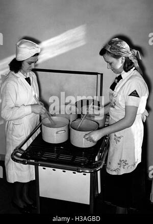 Membri del BDM-Werk Glaube und Schoenheit (BDM-lavoro, la fede e la bellezza della società) quando la cottura, Berlin 1941 Foto Stock