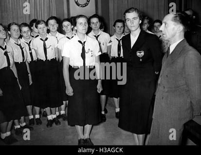 Joseph Goebbels e Jutta Ruediger benvenuti BDM membri, 1940 Foto Stock