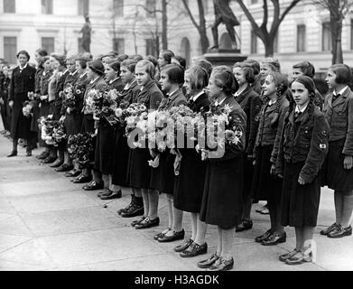 Il BDM membri al quarantesimo compleanno di Joseph Goebbels, 1937 Foto Stock