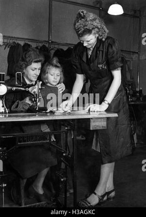 Workshop di cucitura del socialista nazionale della Lega delle Donne, 1943 Foto Stock