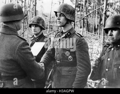 Decorazione di Latvian Waffen SS soldati in Courland Brueckenkopf, 1945 Foto Stock