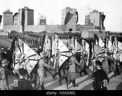 Aziende di bandiere al funerale di Paul von Hindenburg a Tannenberg, 1934 Foto Stock