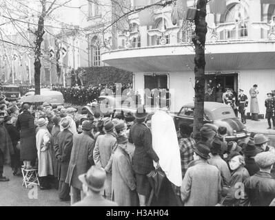 La folla in parte anteriore della Kroll Opera House a Berlino, 1939 Foto Stock