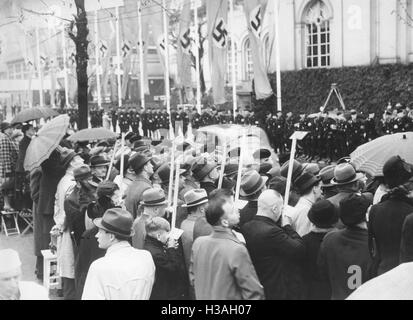 La folla in parte anteriore della Kroll Opera House a Berlino, 1939 Foto Stock